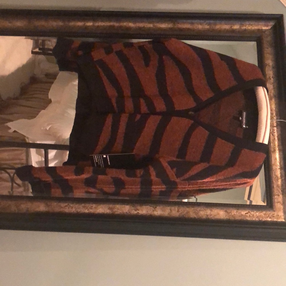Medium weight animal print sweater.